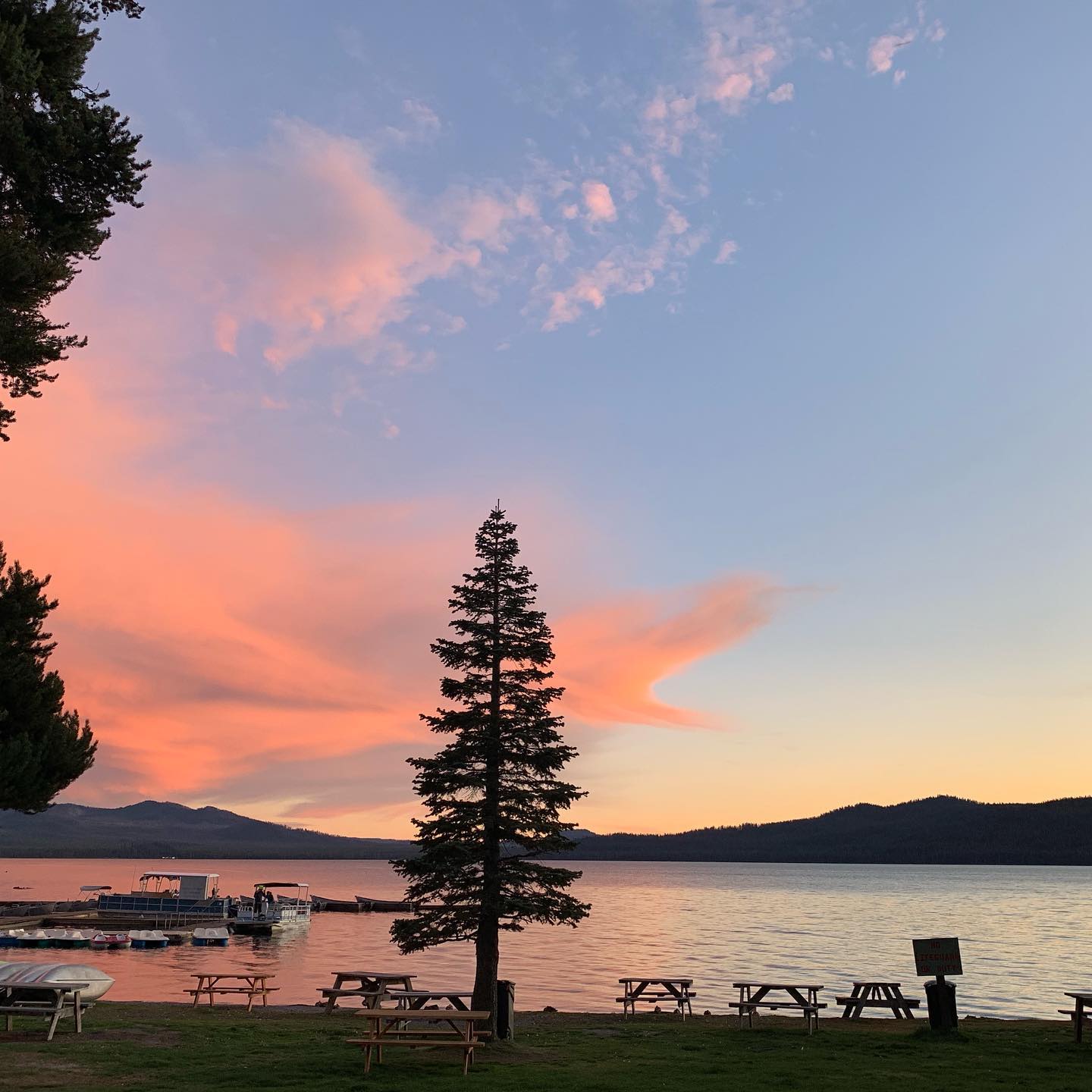Great sunset at Diamond Lake last night. 🍷